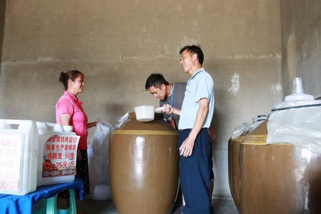 林泉镇高锦村食品安全工作小组对辖区内的小吃店进行食品销售安全检查